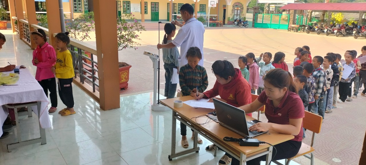 TRƯỜNG PTDTBT TIỂU HỌC KEO LÔM TỔ CHỨC KHÁM SỨC KHỎE ĐỊNH KÌ CHO HỌC SINH